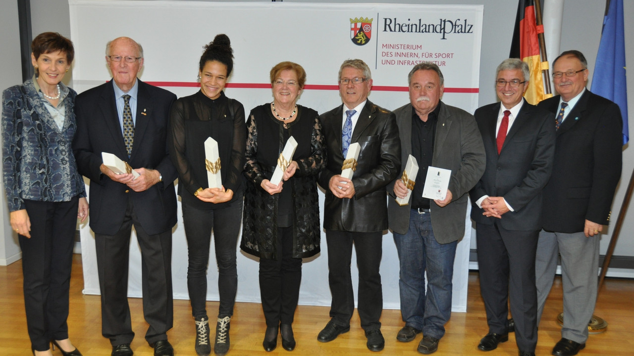 Karin Augustin, Präsidentin des Landessportbundes mit den Preisträgern Arno Scheuer, Célia Šašić, Antonie Körner, Detlef Mann, Detlef Goebel sowie Minister Roger Lewentz und Dieter Noppenberger, Präsident des Sportbundes Pfalz bei der Verleihung des Sport-Obelisken 2015 in Mainz (v. li.)