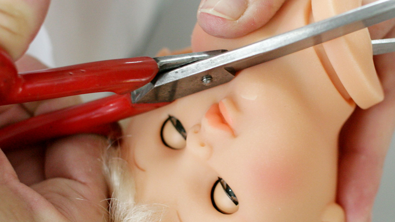 Vorbereitung für die Laboruntersuchung einer Spielzeugpuppe auf Weichmacher; Bild: dpa