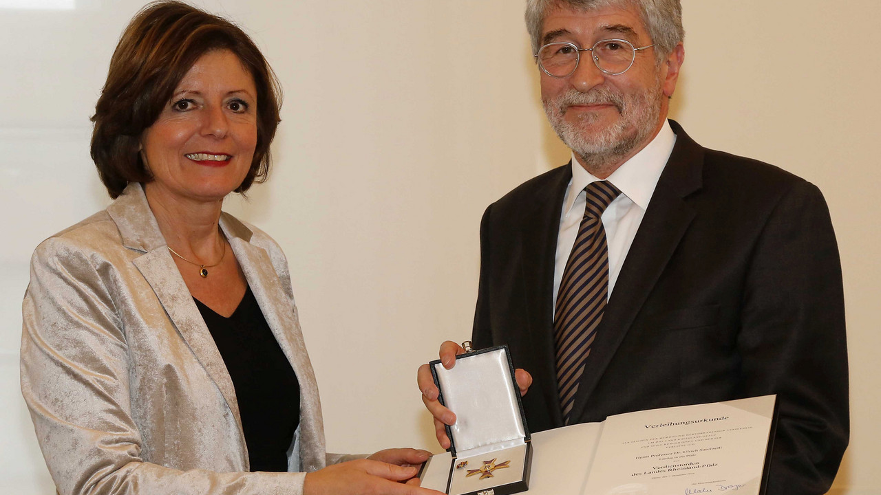 Ministerpräsidentin Dreyer überreicht den Verdienstorden des Landes Rheinland-Pfalz an Professor Sarcinelli