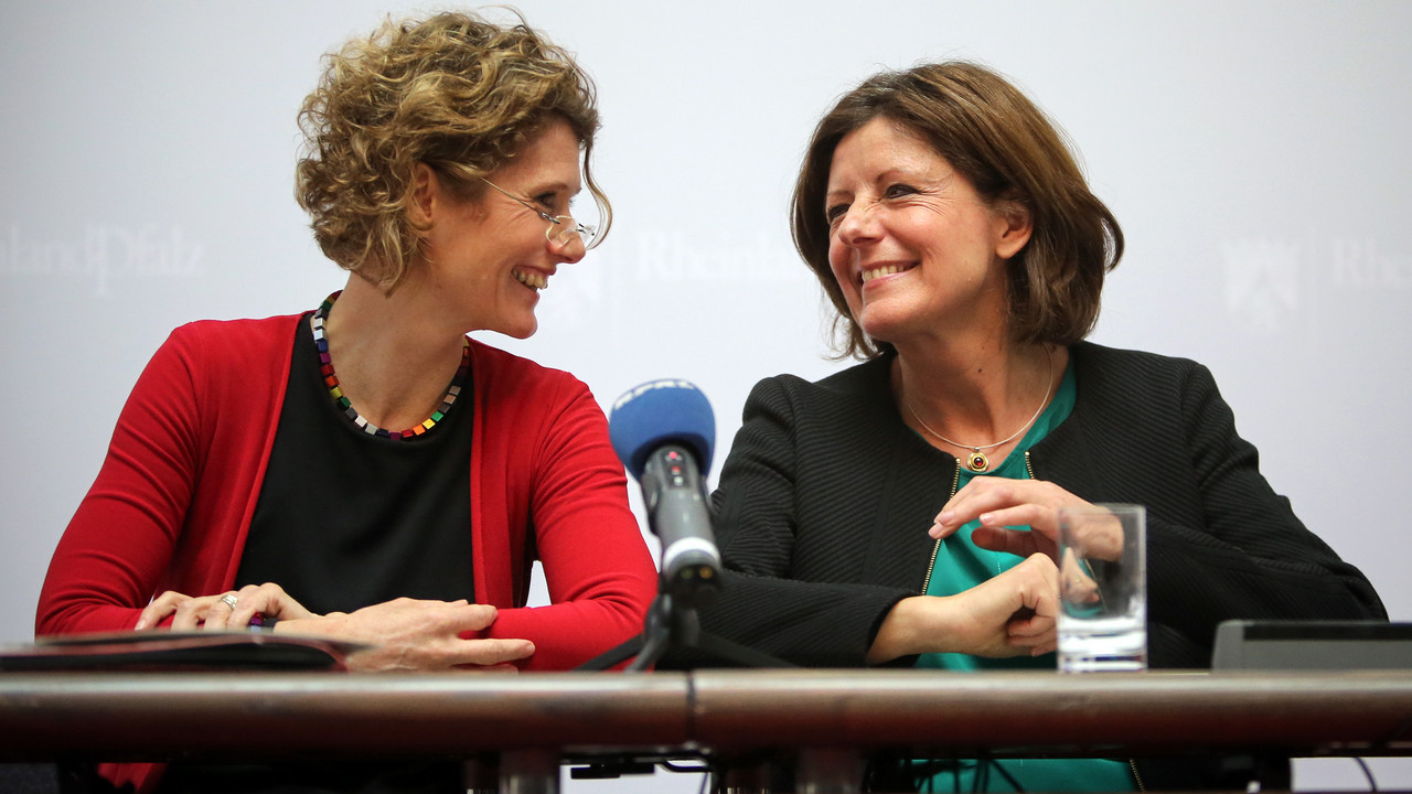 Ministerpräsidentin Malu Dreyer und ihre Stellvertreterin Eveline Lemke bei der Bilanz-Pressekonferenz der Landesregierung