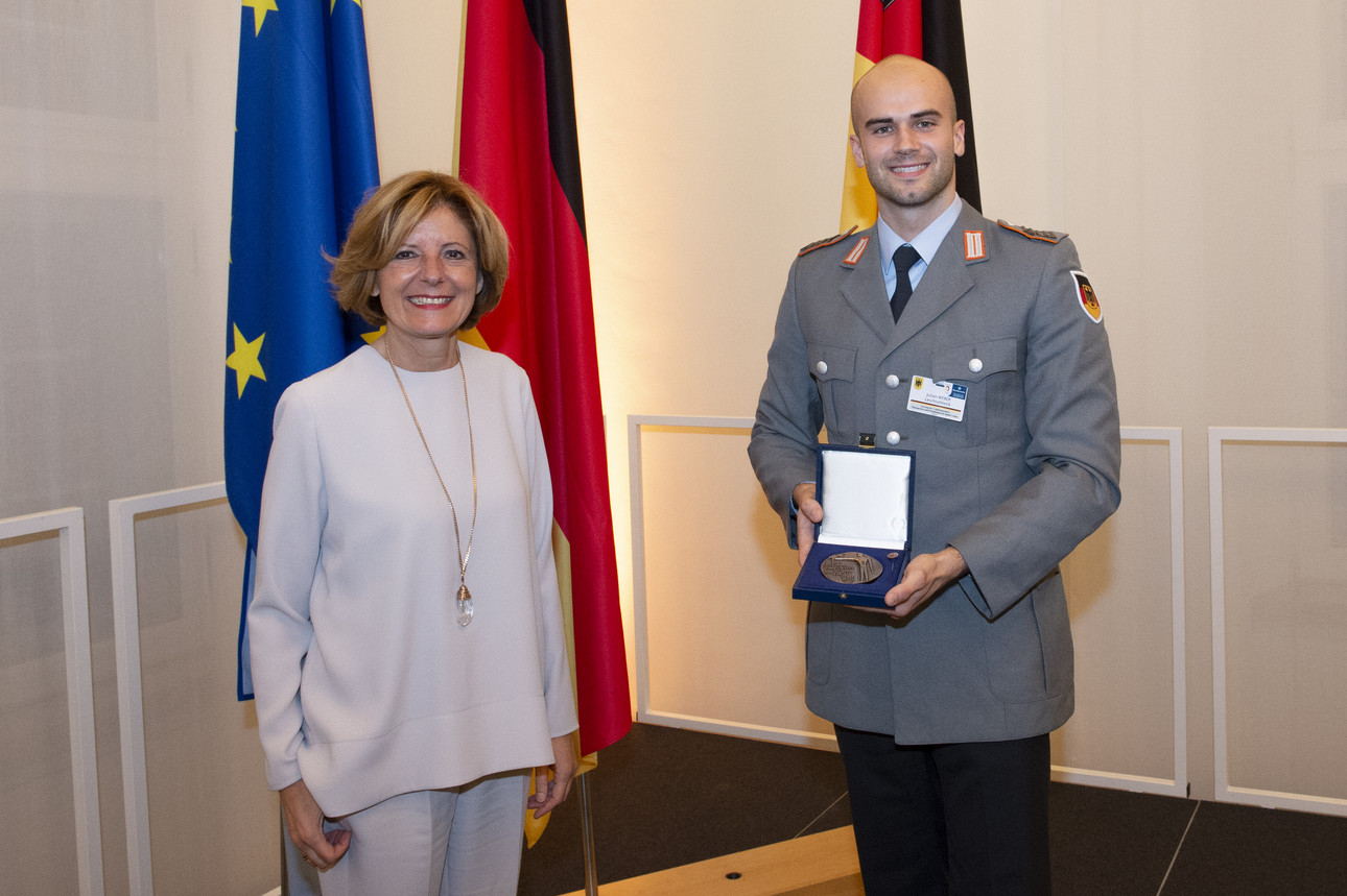 Ministerpräsidentin Malu Dreyer und Julian Weber (USC Mainz, Vierter bei den Olympischen Spielen 2021 im Speerwurf)