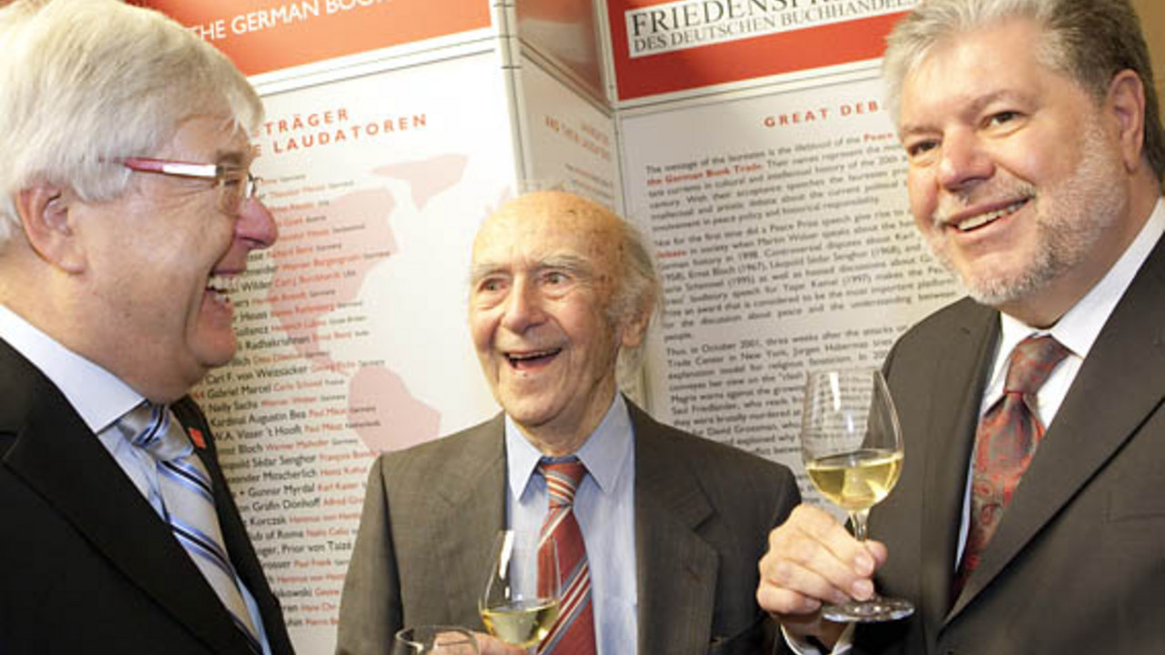 Professor Füssel, Karl Dedecius und Ministerpräsident Beck bei der Ausstellungseröffnung; Bild: Bauer
