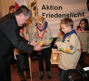Übergabe des Friedenslichts; Bild:Pipprich