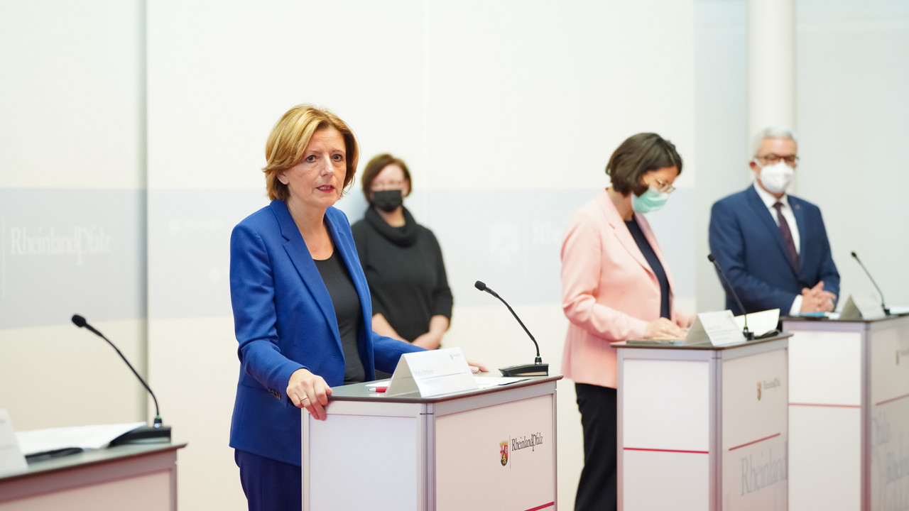 Pressekonferenz nach Beratungen der Regierungschefinnen und Regierungschefs der Länder mit Bundeskanzler Olaf Scholz