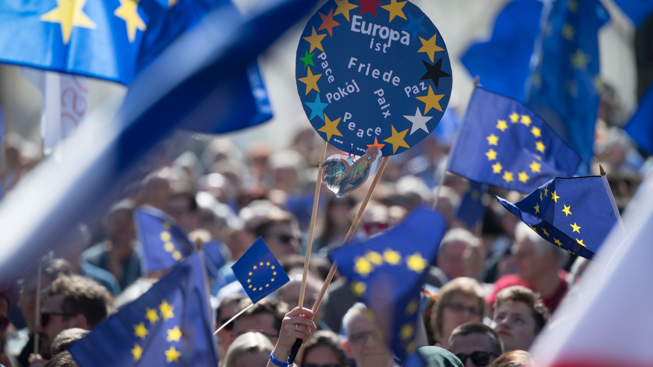 "Pulse of Europe"-Anhänger bei einer Kundgebung