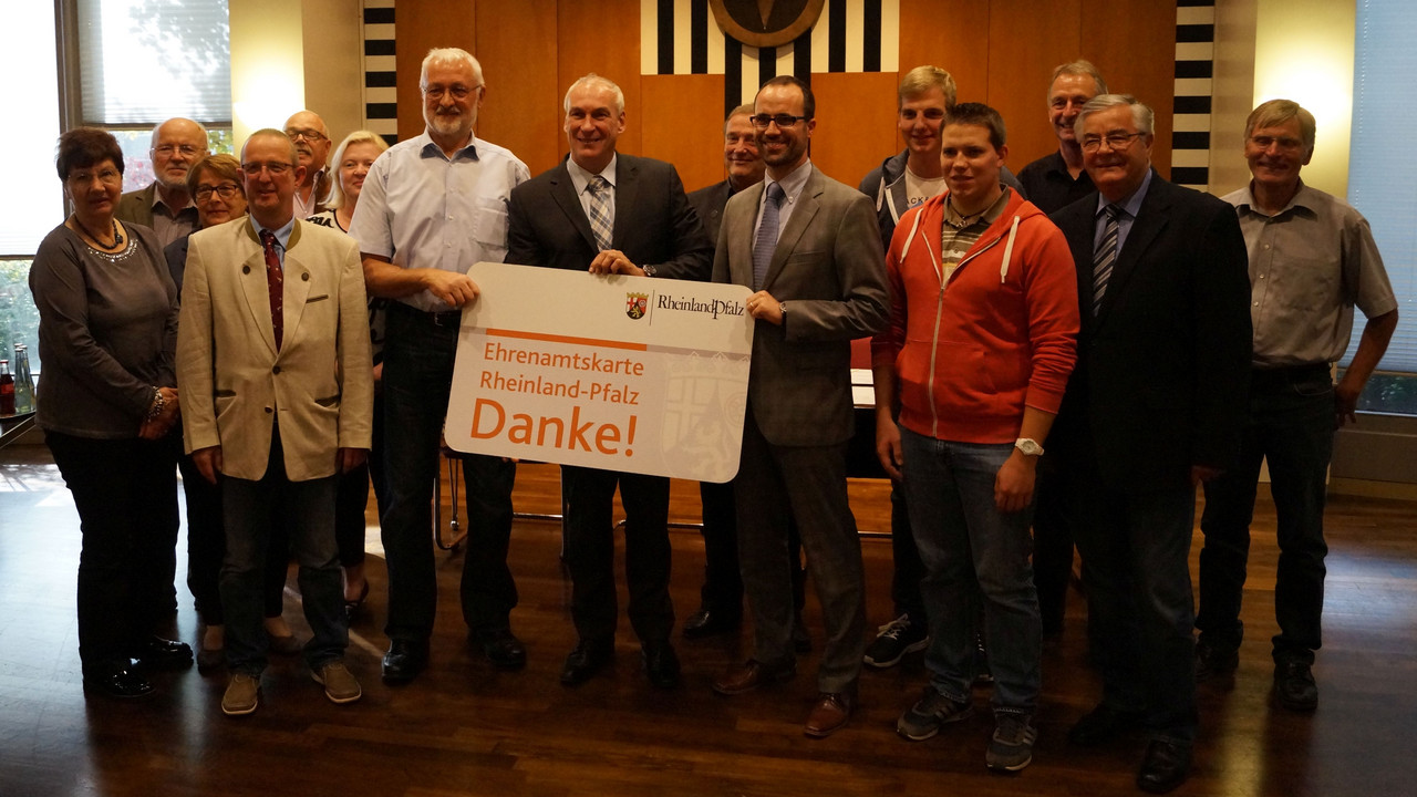 Staatssekretär Clemens Hoch bei der Unterzeichnung der Kooperationsvereinbarung zur Einführung der Ehrenamtskarte in der Verbandsgemeinde Vallendar.