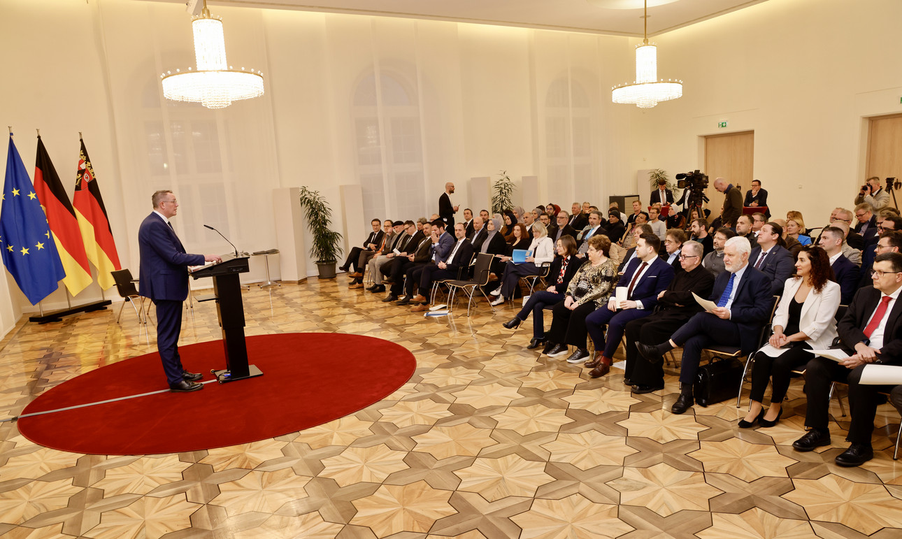 Land unterzeichnet Verträge mit vier islamischen Religionsgemeinschaften
