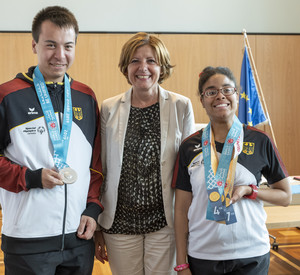 Special Olympics Judoka Dennis Kim Lam und Schwimmerin Giovanna Zell gemeinsam mit Malu Dreyer
