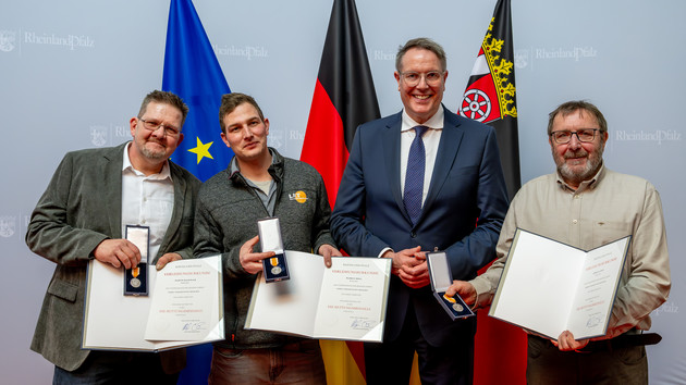 Ministerpräsident Alexander Schweitzer verleiht fünf Rettungsmedaillen des Landes an Helfer nach dem Hoteleinsturz in Kröv