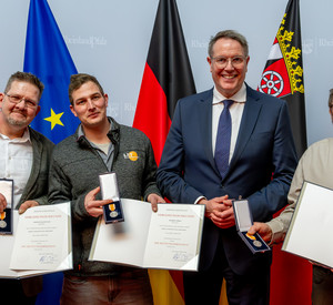 Roman Lange, Martin Hagewald, Markus Moll, Dennis Wiecha und Dumitru-Nikolae Gosman erhalten die Rettungsmedaille des Landes.