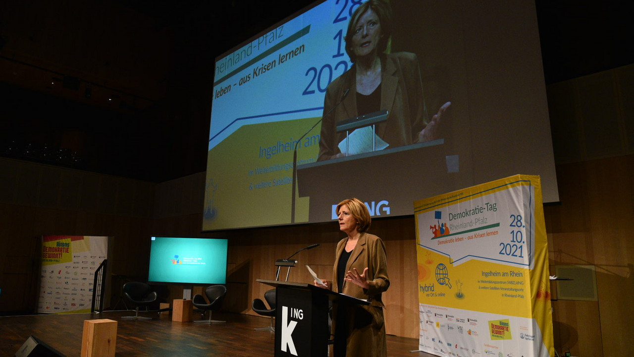 Ministerpräsidentin Malu Dreyer hält auf dem 16. Demokratie-Tag eine Rede