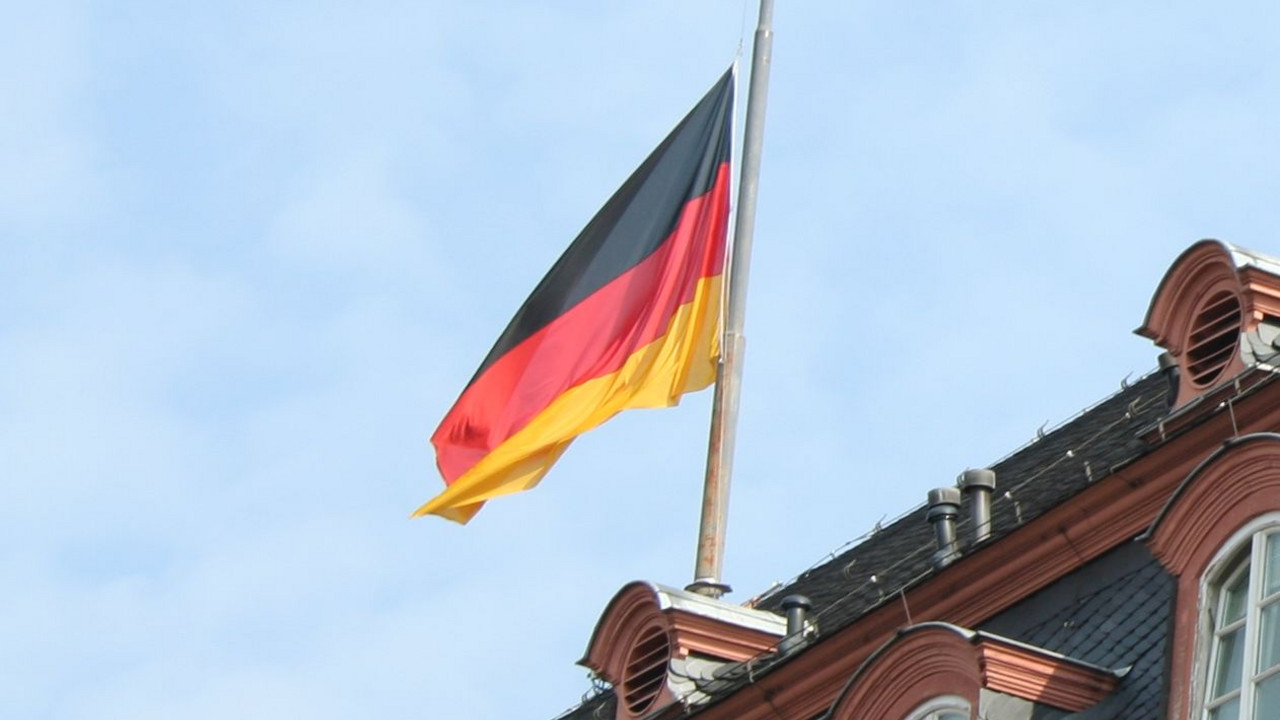 Trauerbeflaggung wurde für alle Dienstgebäude des Landes angeordnet; Bild: Staatskanzlei RLP