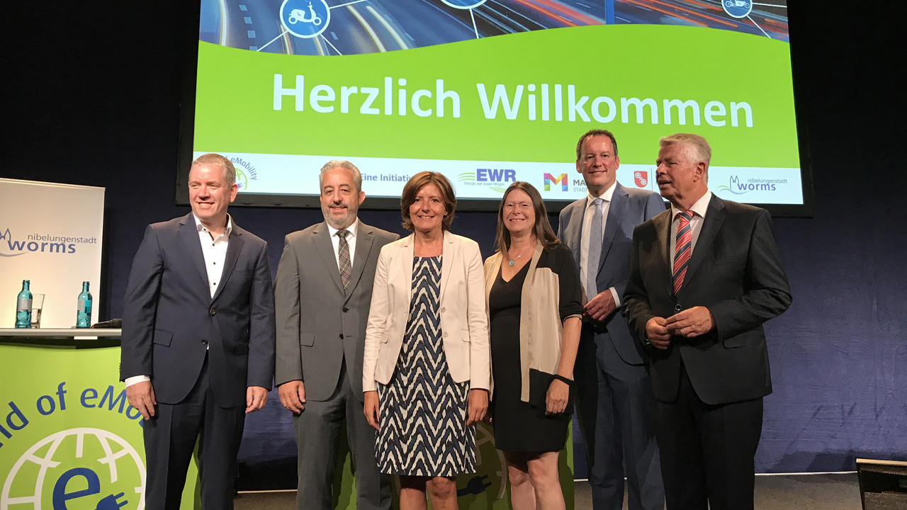 Ministerpräsidentin Malu Dreyer mit dem Mainzer Oberbürgermeister Michael Ebling und Michael Kissel, Oberbrügermeister Stadt Worms und den Vorstandsmitgliedern der EWR AG und Mainzer Stadtwerke 