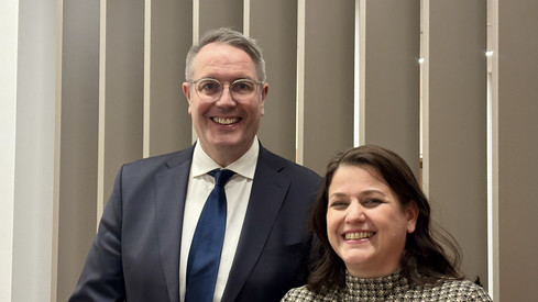 Ministerpräsident Alexander Schweitzer gratuliert Susanne Wingertszahn zum runden Geburtstag