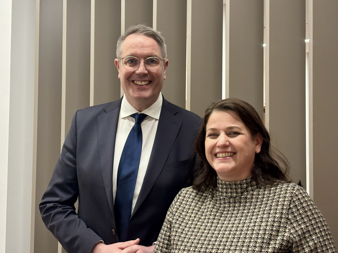 Ministerpräsident Alexander Schweitzer und Susanne Wingertszahn