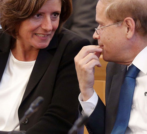 Ministerpräsidentin Malu Dreyer im Gespräch mit dem israelischen Botschafter Yakov Hadas-Handelsmann; Bild: Saemmer