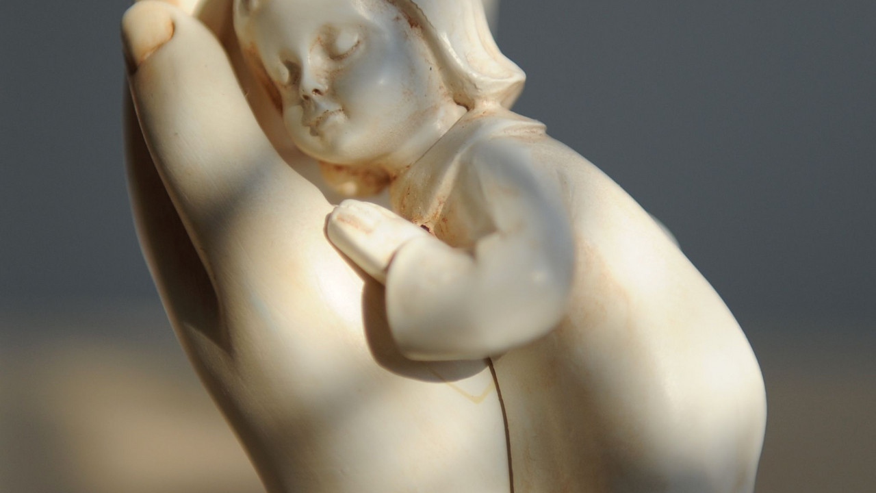 Porzellanfigur "Schützende Hand"; Bild: dpa