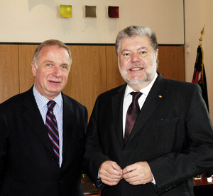 Ministerpräsident Kurt Beck und Botschafter Ralph Scheide; Bild: Wolf