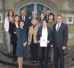 Die Ständige Vertreterin des Chefs der Staatskanzlei, Ministerialdirektorin Inge Degen, bei der Übergabde des Zuwendungsbescheids an den Landkreis Neuwied