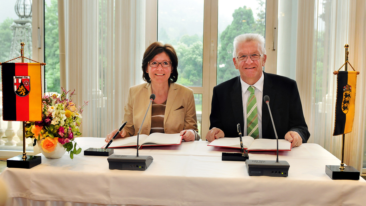 Ministerpräsidentin Malu Dreyer und Ministerpräsident Winfried Kretschmann bei der Unterzeichung des SWR-Staatsvertrages in Baden-Baden; Bild: rlp-Archiv