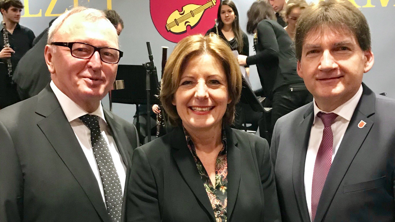 Die positive Entwicklung des Landkreises Alzey-Worms ist mit Ernst-Walter Görisch verbunden. Nach 15-jähriger Amtszeit wurde er verabschiedet und Heiko Sippel in sein neues Amt eingeführt.