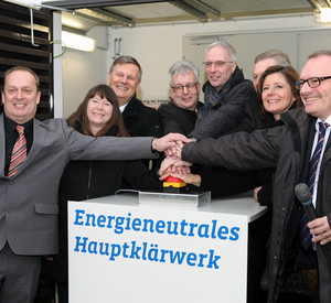 Ministerpräsidentin Malu Dreyer und Umweltministerin Ulrike Höfken bei der Inbetriebnahme der ersten energieneutralen Großkläranlage im Land