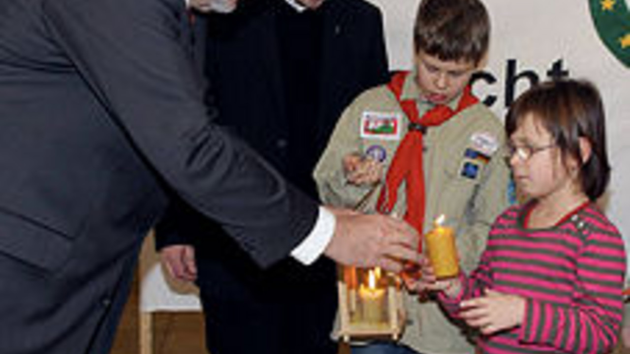 Pfadfinder überreichen Kurt Beck das Friedenslicht; Bild: Sämmer