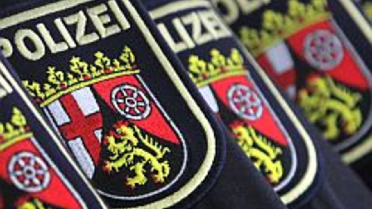 Polizeiuniform mit Wappen; Bild: dpa