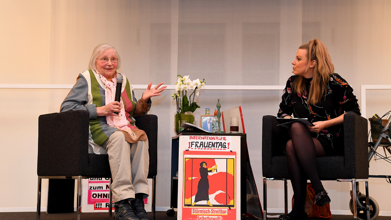 Preisträgerin Marlies Krämer im Gespräch mit Moderatorin Miriam Hannah