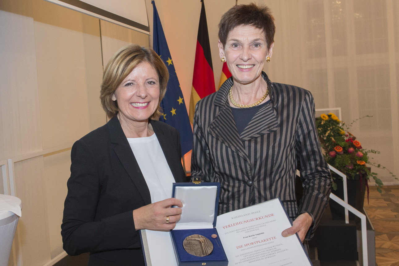 Ministerpräsidentin Malu Dreyer überreicht die Sportplakette