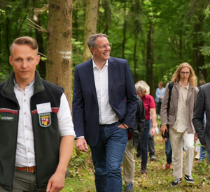 Auf dem Bild ist der Ministerpräsident in den Waldungen des Forstamts Soonwald zu sehen.