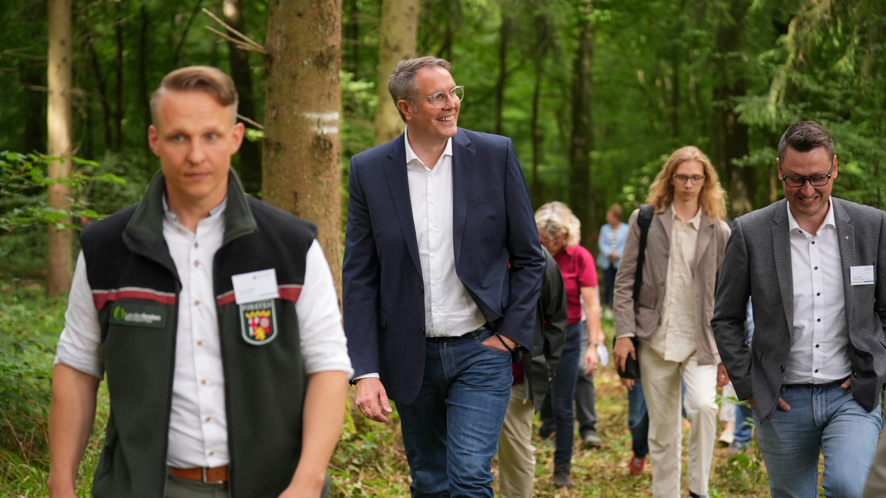 Auf dem Bild ist der Ministerpräsident in den Waldungen des Forstamts Soonwald zu sehen.