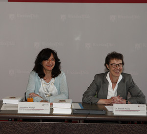 Die Chefin der Staatskanzlei, Jacqueline Kraege, und die Leiterin der Landesarchivverwaltung in Koblenz, Dr. Elsbeth Andre, Band 2 der „Sonderreihe Ministerratsprotokolle“ vorgestellt.