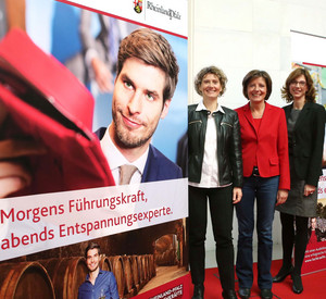 Ministerpräsidentin Malu Dreyer mit Wirtschaftsministerin Eveline Lemke und Arbeitsministerin Sabine Bätzing-Lichtenthäler vor einem Kampagnenmotiv; Bild: Sell / © Staatskanzlei RLP
