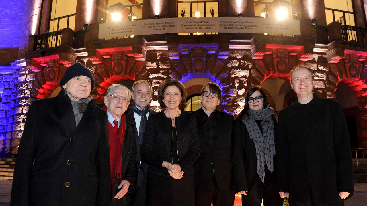 Ministerpräsidentin Malu Dreyer mit Sven Regener und ehemaligen Preisträgern der Carl-Zuckmayer-Medaille