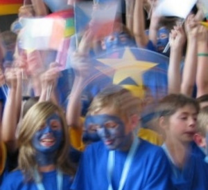 Schüler mit EU-Flaggen; bild: rlp-Archiv