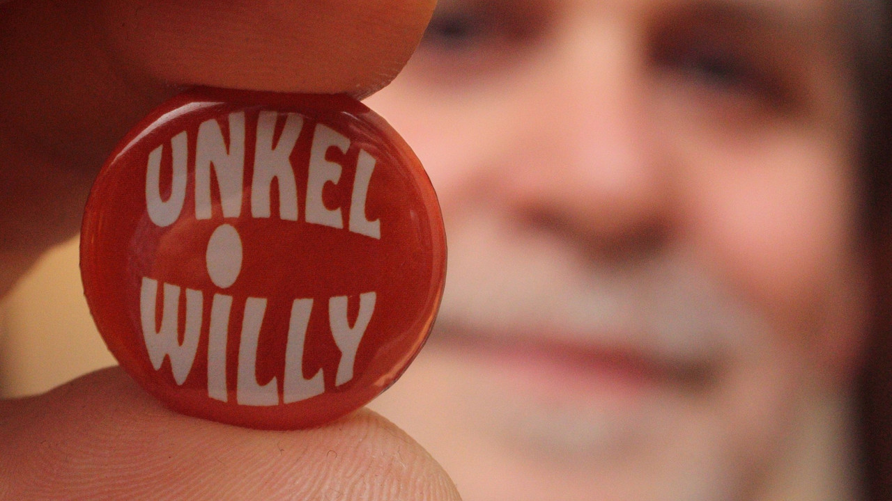 Jürgen Reiche zeigt "Unkel Willy"-Button; Bild: dpa