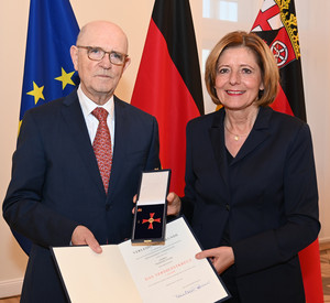 Ministerpräsidentin Malu Dreyer überreicht Werner Fuchs das Verdienstkreuz 1. Klasse des Verdienstordens der Bundesrepublik Deutschland.