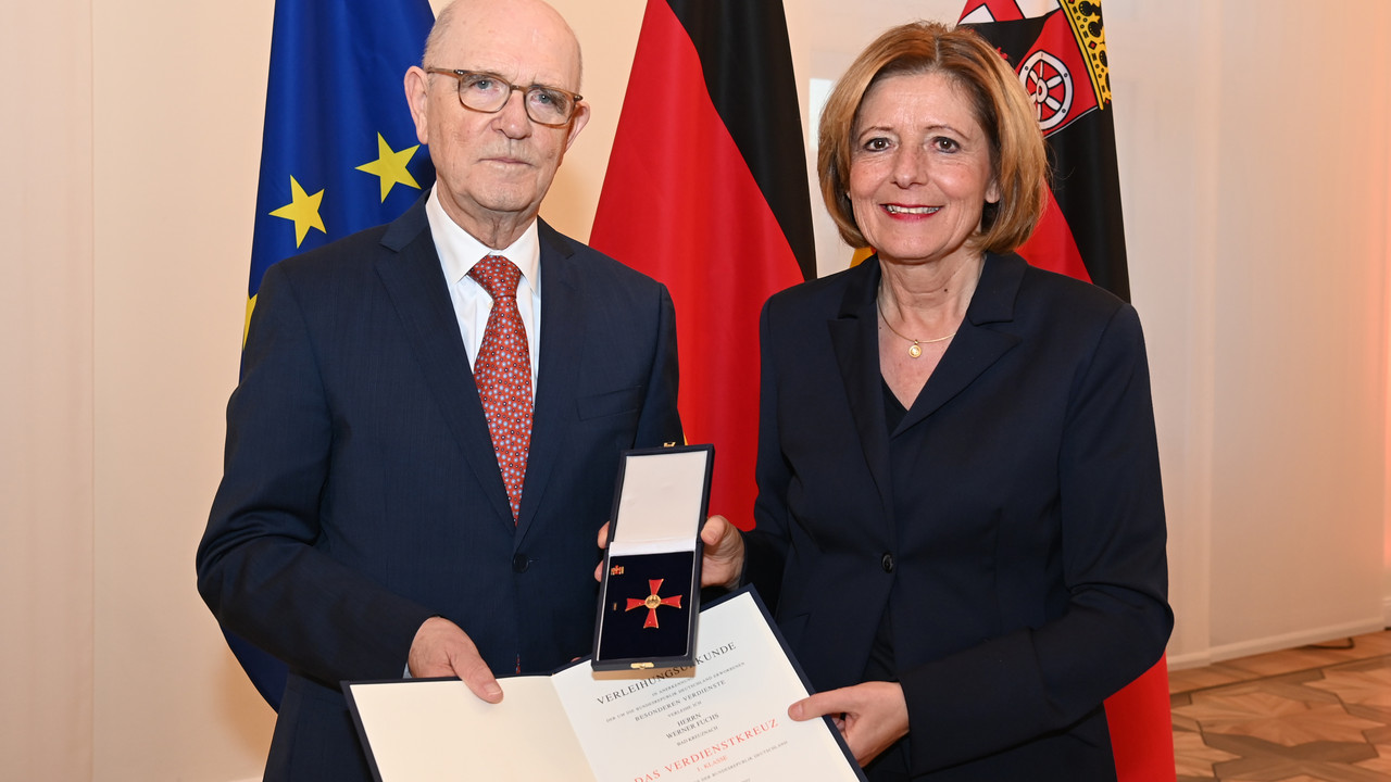Ministerpräsidentin Malu Dreyer überreicht Werner Fuchs das Verdienstkreuz 1. Klasse des Verdienstordens der Bundesrepublik Deutschland.