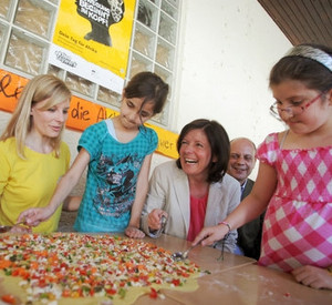 Dreyer und Weisbrod in der Schillerschule; Bild: dpa