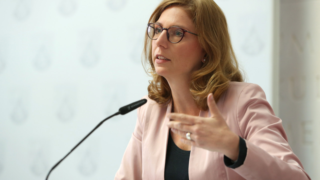 „Um Neuinfizierte möglichst frühzeitig zu identifizieren und enge Kontaktpersonen ermitteln sowie Quarantänemaßnahmen ergreifen zu können, brauchen wir eine effektive Teststrategie. Rheinland-Pfalz setzt dabei auf anlassbezogene Populationstestungen“, sagte Bätzing-Lichtenthäler.