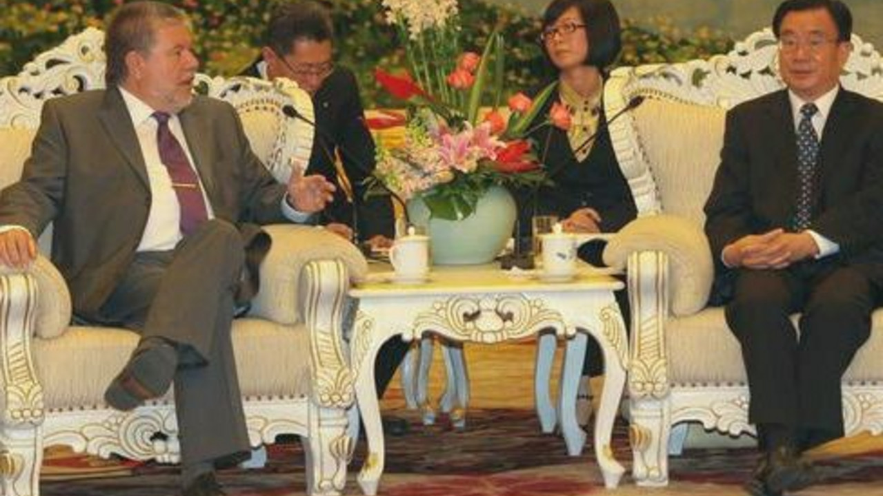 Kurt Beck im Gespräch mit He Guoqiang; Bild: stk, Piel