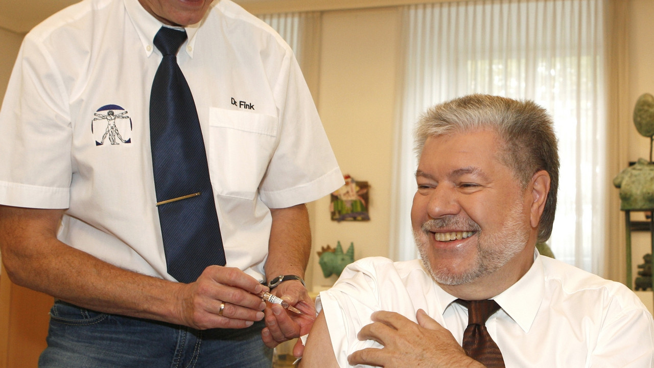 Ministerpräsident Beck bei der Grippeimpfung; Bild: Pipprich