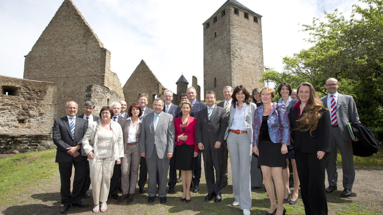 Die Staatsekretäre und Staatssekretärinnen der Landesregierungen von Rheinland-Pfalz und dem Saarland auf der Burg Lichtenberg; Bild: Reiner Voß / © Staatskanzlei