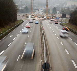 Voraussichtlich ab Ende März soll der Verkehr auf der Schiersteiner Brücke wieder fließen; Bild: dpa