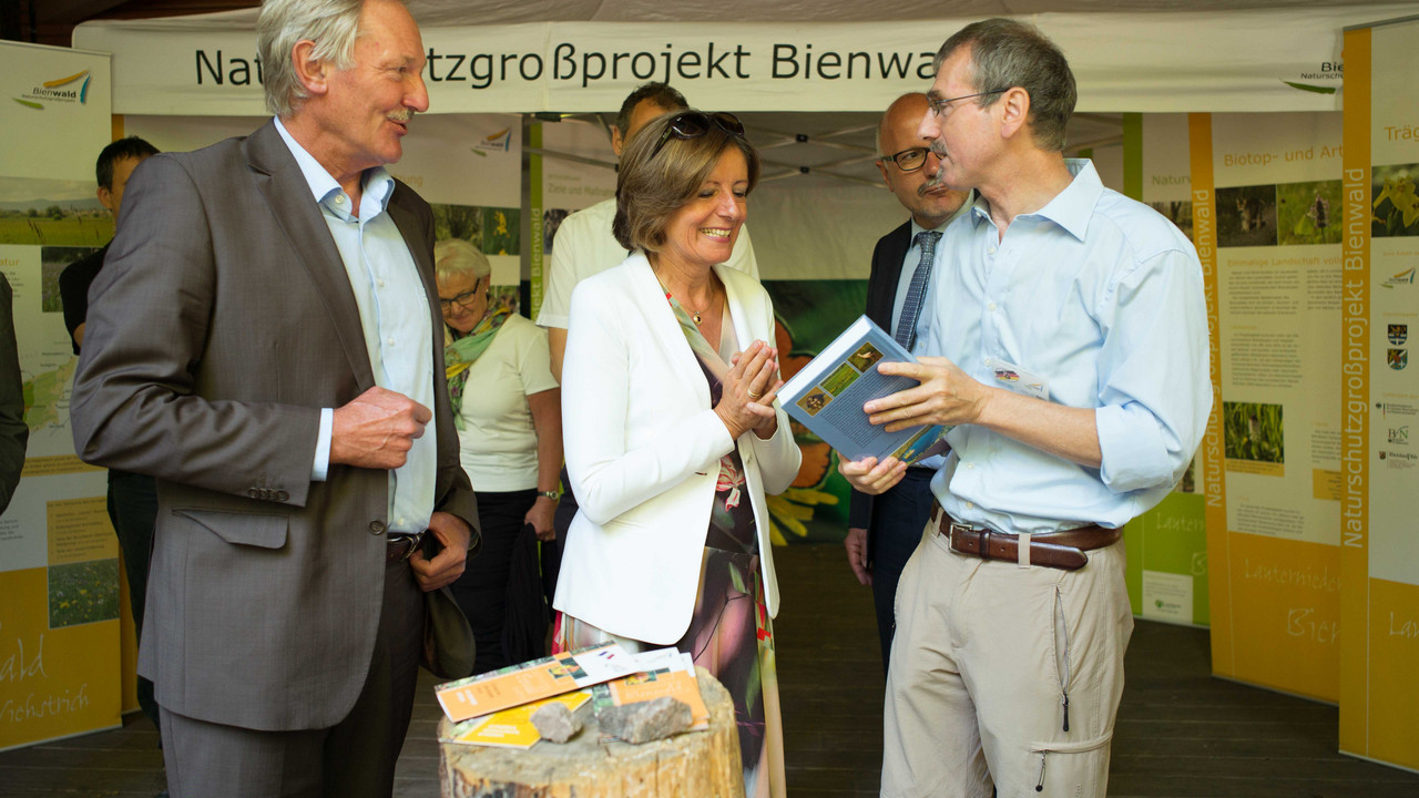 Ministerpräsidentin Malu Dreyer beim Bienwald in Kandel