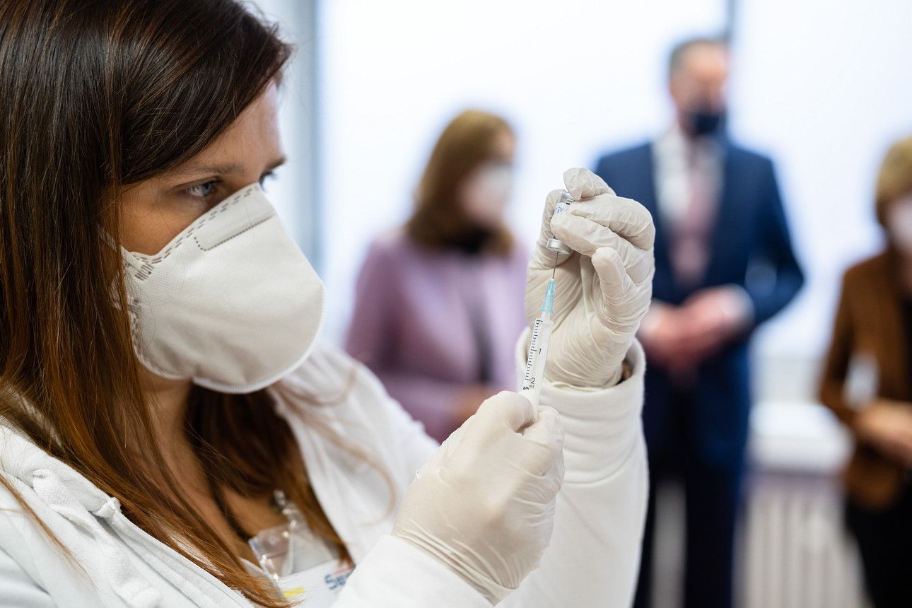 Ministerpräsidentin Malu Deyer und damaliger Oberbürgermeister Michael Ebling in einem Impfzentrum.