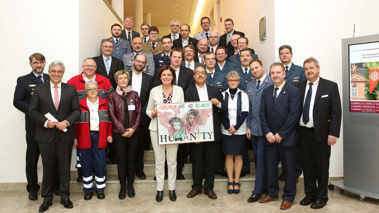 Ministerpräsidentin Malu Dreyer mit Hilfsorganisationen