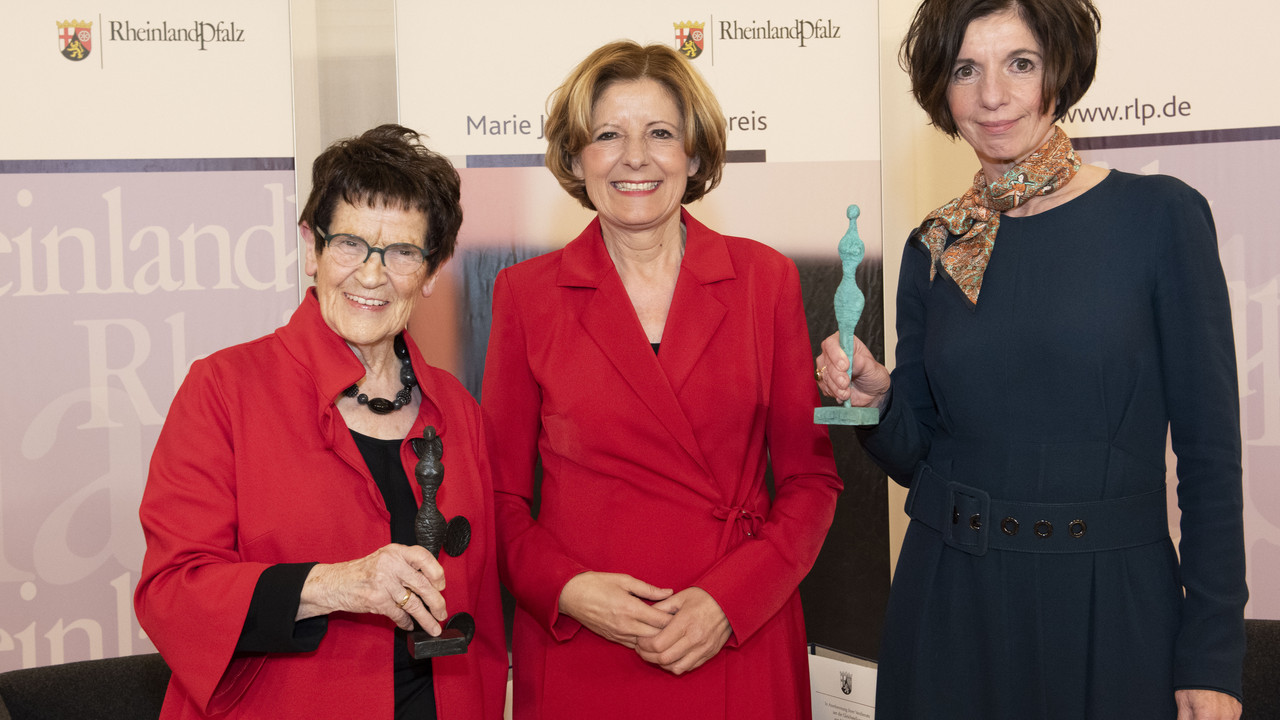 Ministerpräsidentin Malu Dreyer mit den Preisträgerinnen des Marie-Juchacz-Frauenpreises