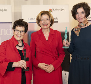 Ministerpräsidentin Malu Dreyer mit den Preisträgerinnen des Marie-Juchacz-Frauenpreises